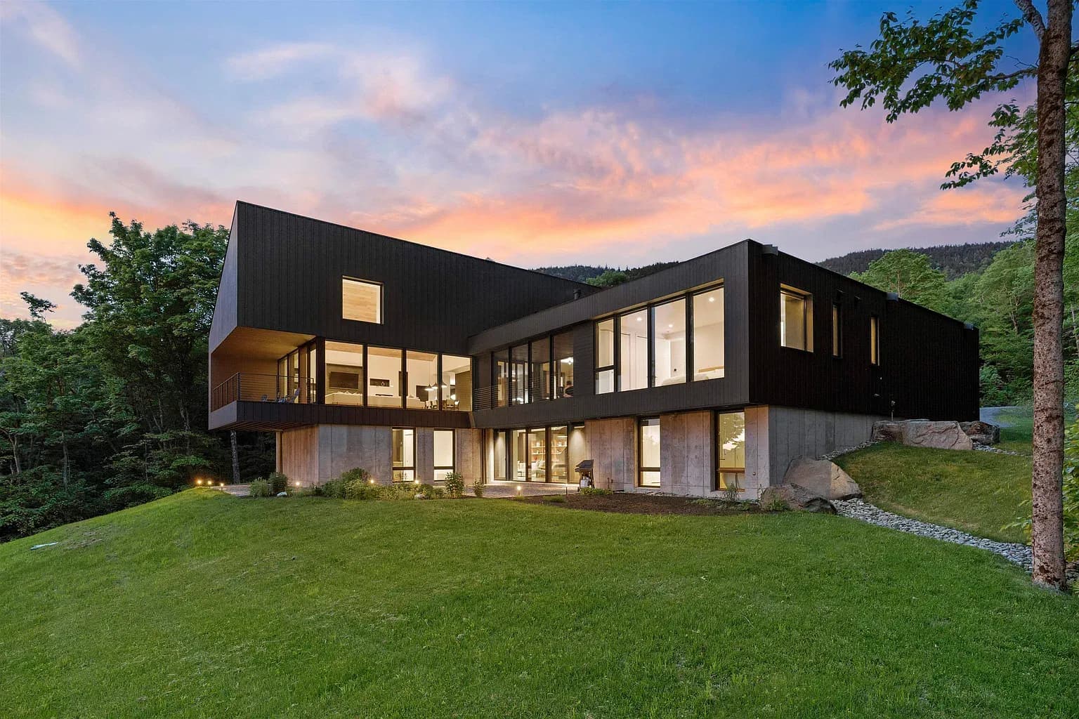 Vista House — A Modern Glass Home Above a Vermont Valley