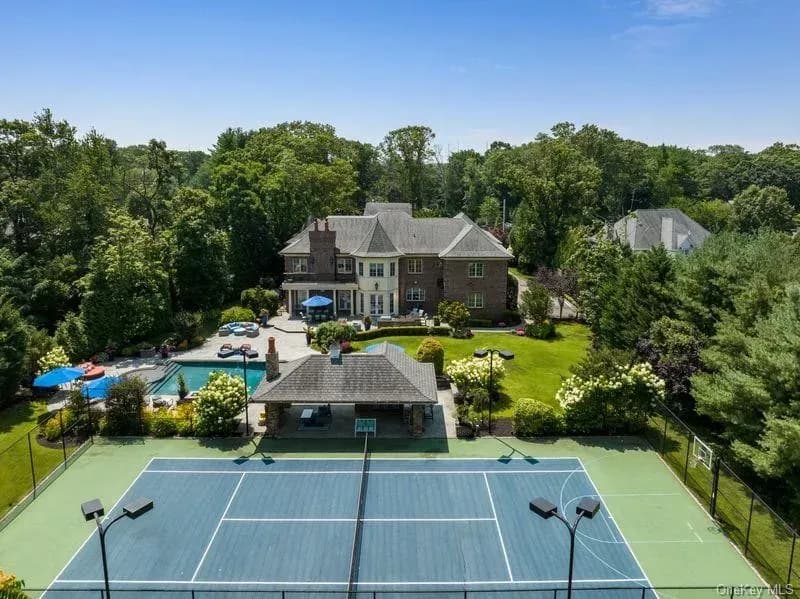 Contemporary Estate With a Tennis Court in Woodbury, New York