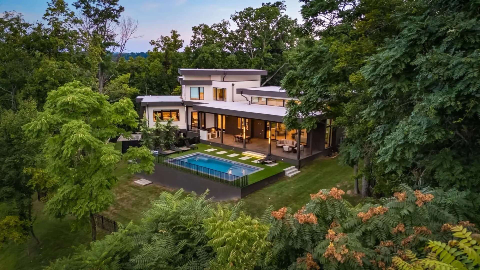 Ridge-Top Modern With a Skyline-View Pool on 5 Acres in Nashville