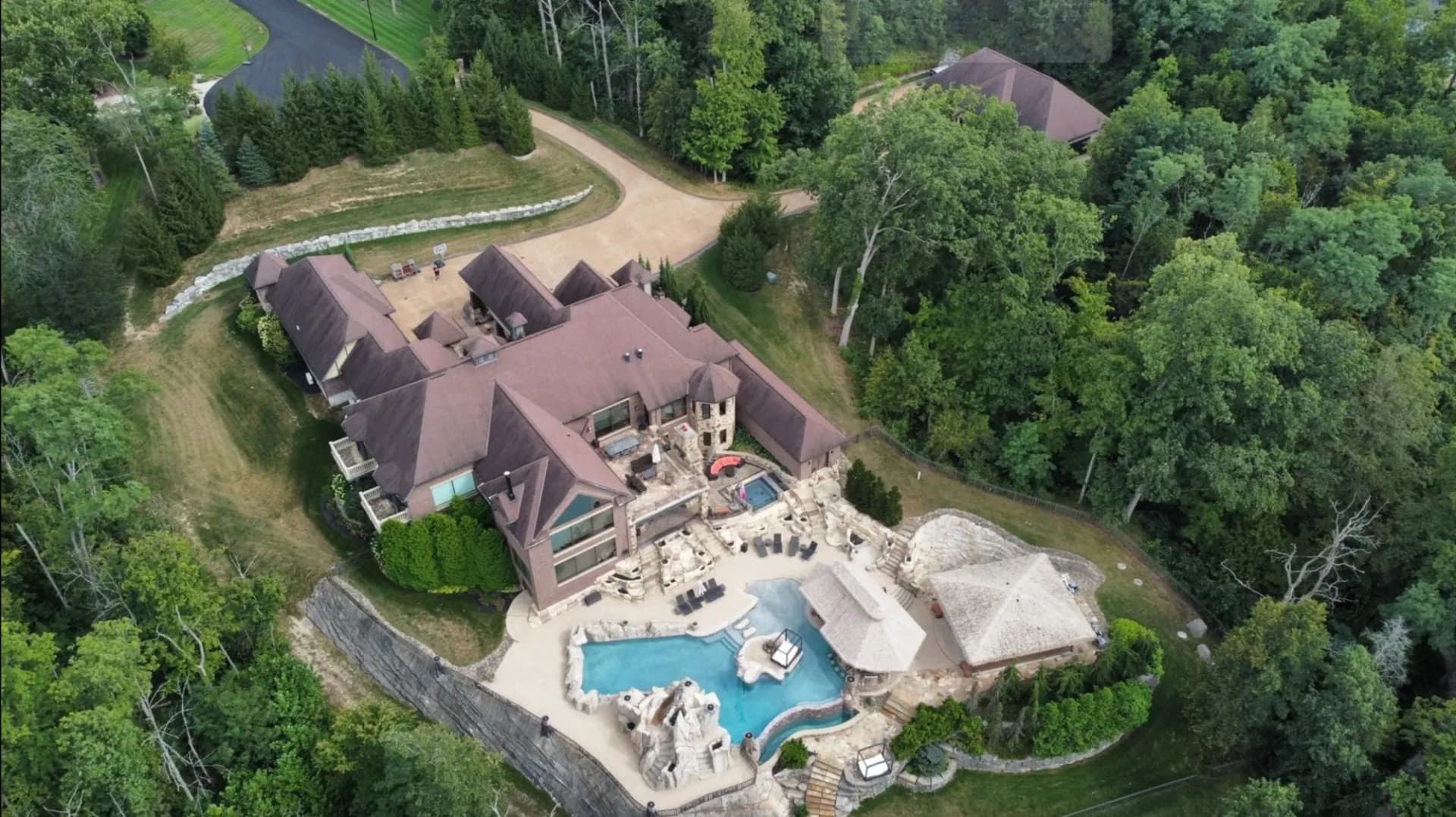 Colorado-Lodge Estate With a Nightclub & Bowling Alley in Ohio