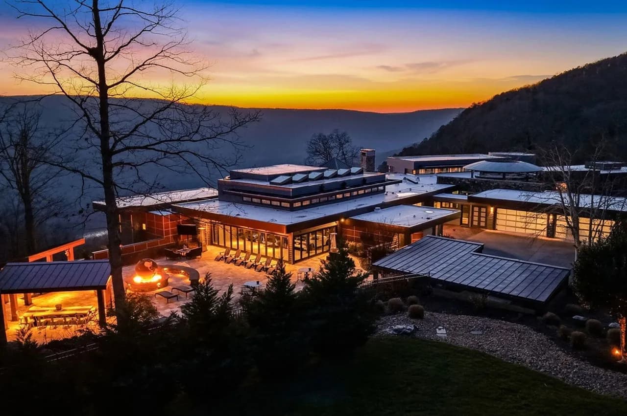 Chattanooga Retreat Perched Above the Tennessee River Gorge