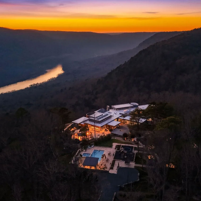 Chattanooga retreat above the Tennessee River Gorge